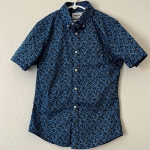 Button down shirt with collar, great for Spring and summertime occasions.